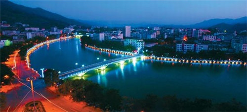 开家杭州小业量贩零食加盟店靠谱吗